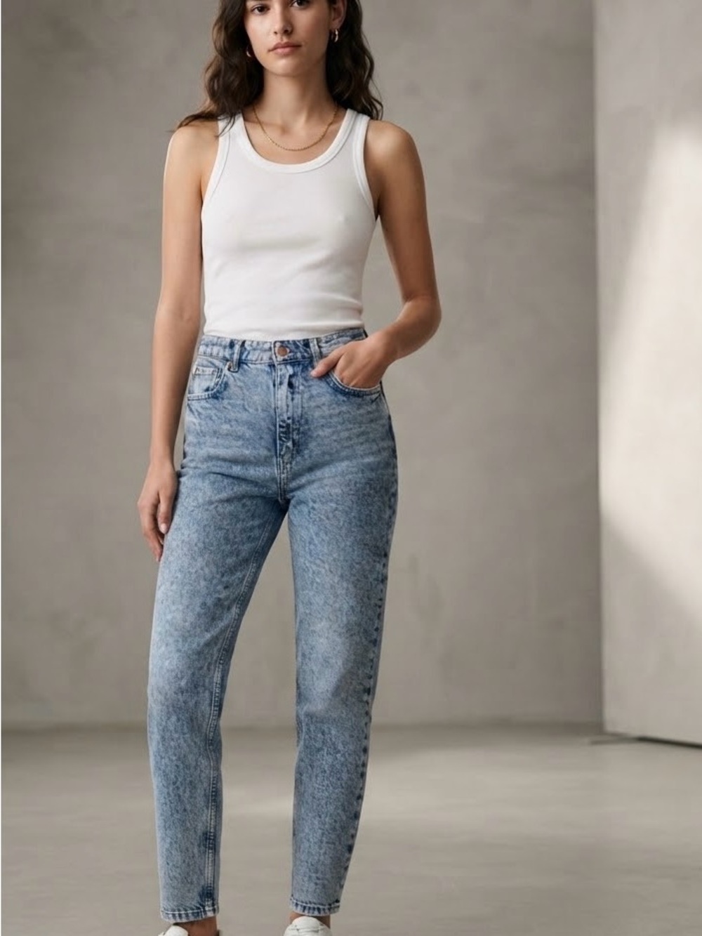 Zara High-Rise Mom Jeans - Light Blue Wash Size 6